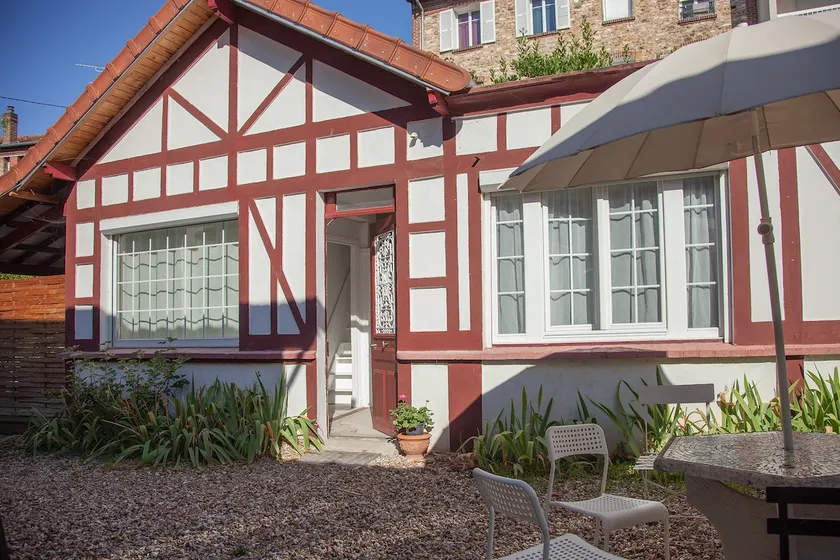 Charming cottage with terrace - Image 1