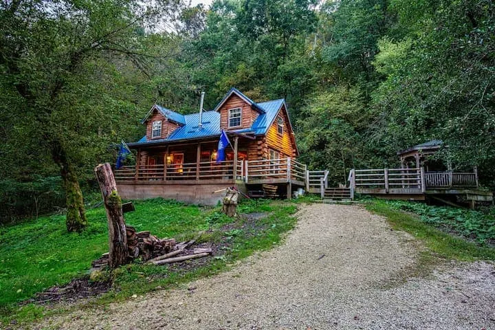 Secluded cabin with hot tub in the driftless - Image 1