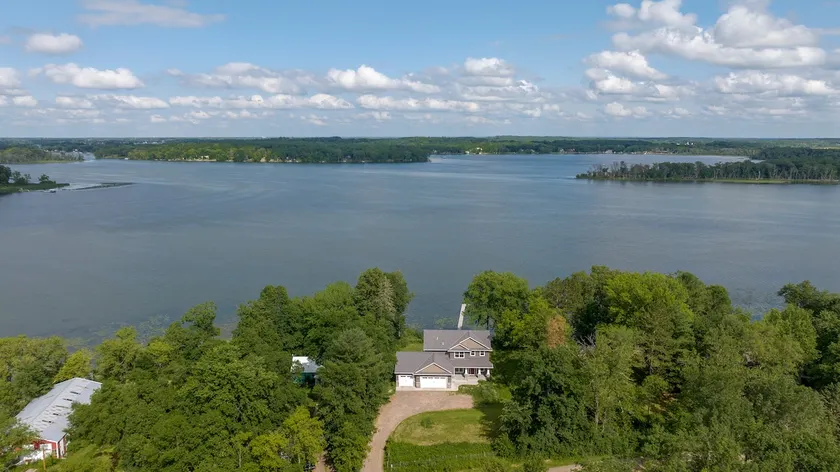Newer Lakehouse on 100ft of Shoreline - Image 1