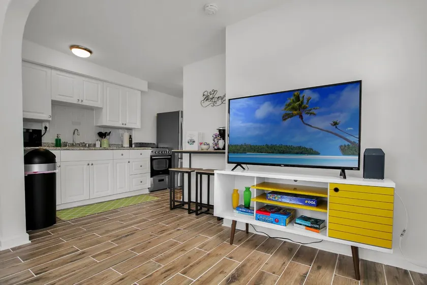 Beautiful Beach Bungalow Steps to Downtown & Beach - Image 1