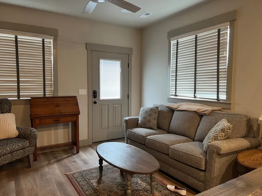 Cozy one bedroom walkout basement apartment. - Image 1