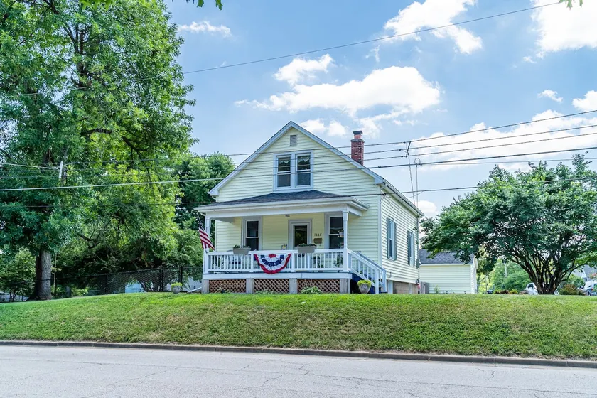 Charming 1930's cottage home with a beach vibe. - Image 1