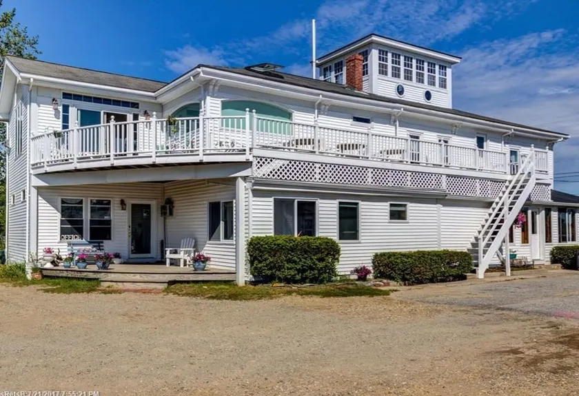 Private suite with A/C in historic seaside Inn - Image 1