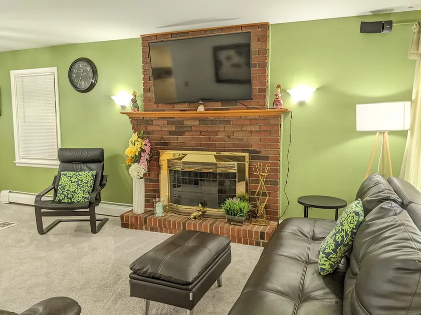 3 Bedroom/2 Bath Cozy Apartment with Large Deck - Image 1