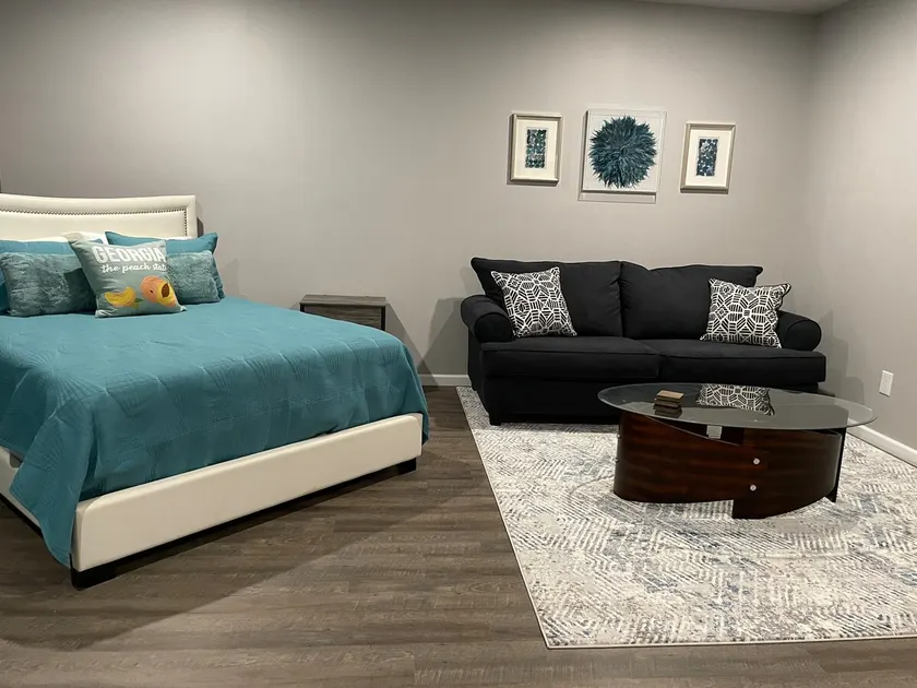 Bright, Lower apt nr ATL, w/Parking/EV Charger - Image 1