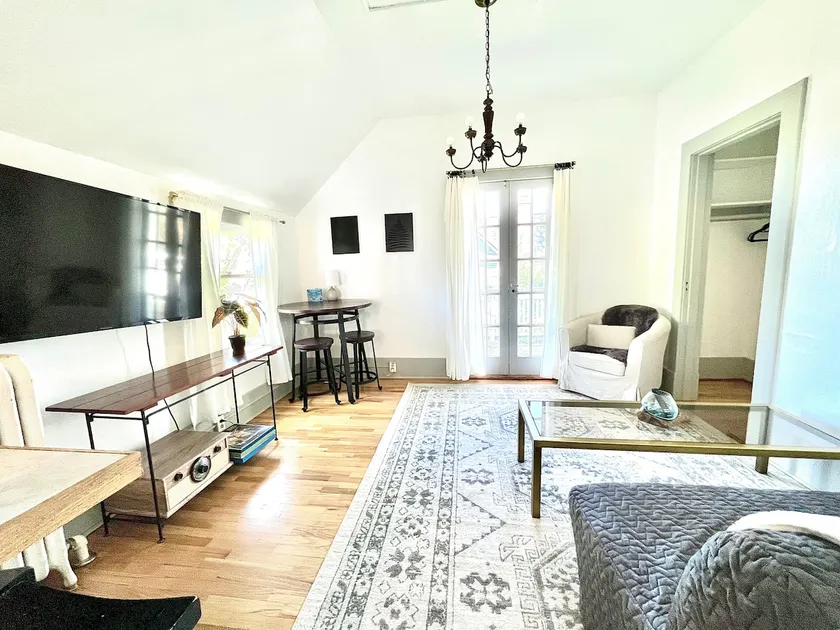 The Salish - king bed apartment in historic home - Image 1