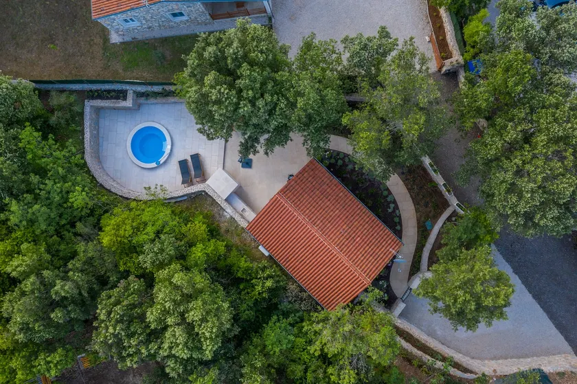 STONE HOUSE LEANI - Image 1