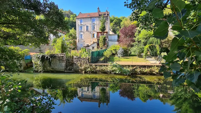 Townhouse with garden and river near station - Image 1