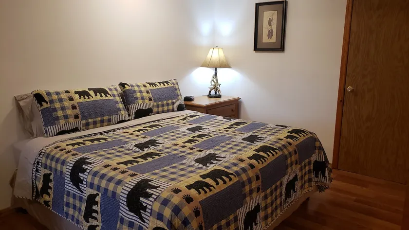 Bear Creek Suite - King Bed w/Rustic Charm - Image 1