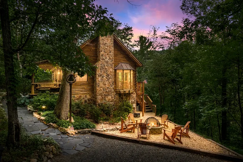 Treehouse views, hot tub, pool table on 6 acres - Image 1