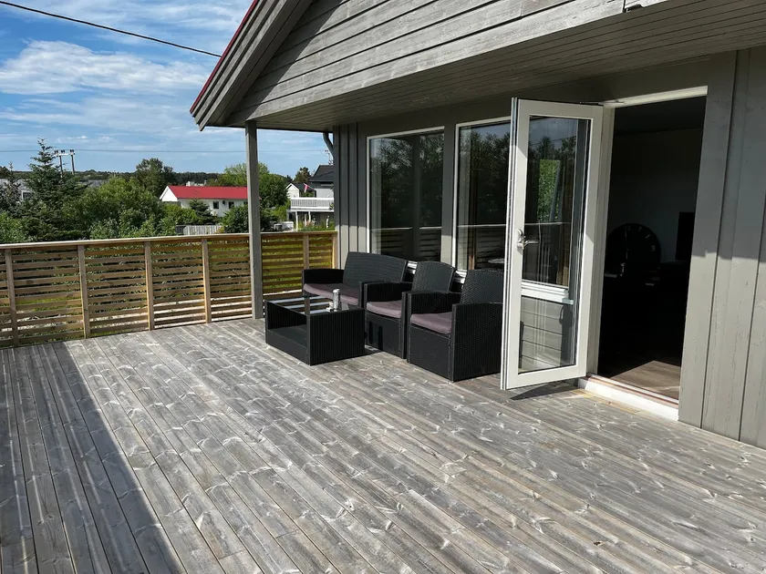 Holiday home near the sea in Kvenvær - Image 1