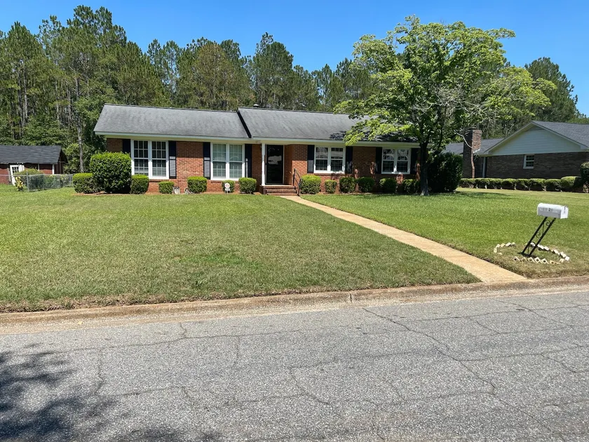 Cheerful 3 Bedroom House in a Quiet Neighborhood - Image 1