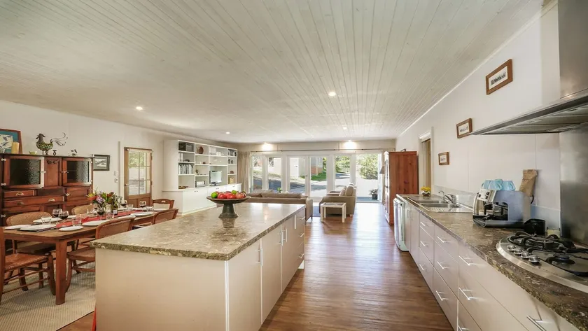 Spacious with tennis court in Burradoo - Image 1