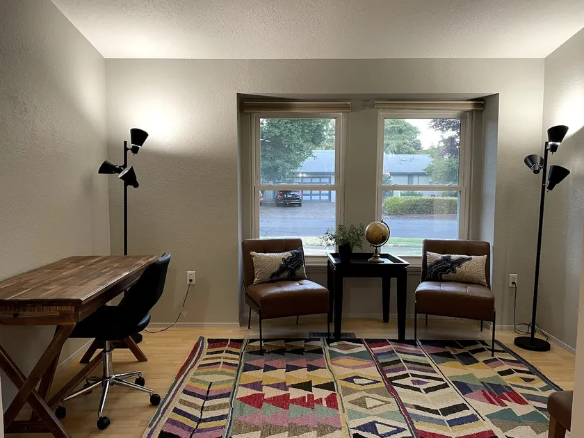Cheerful 3 bedroom home with backyard garden - Image 1