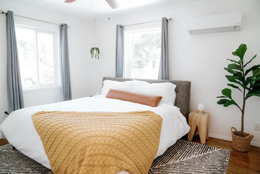 Bright and clean 2 bedroom home. Close to town. - Image 1