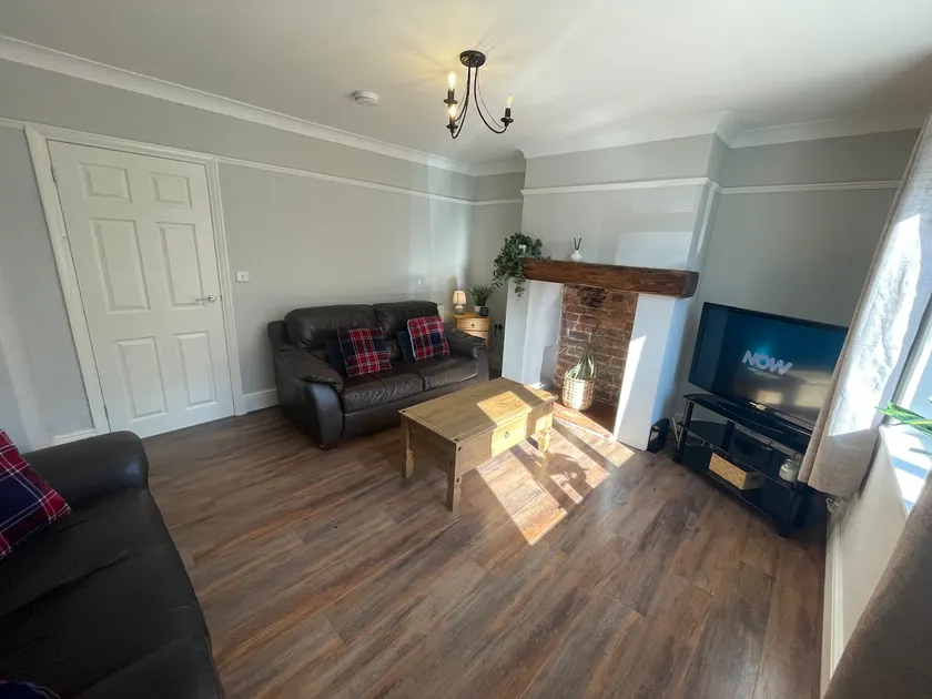 Off road parking with garden. Spacious 2 bed - Image 1