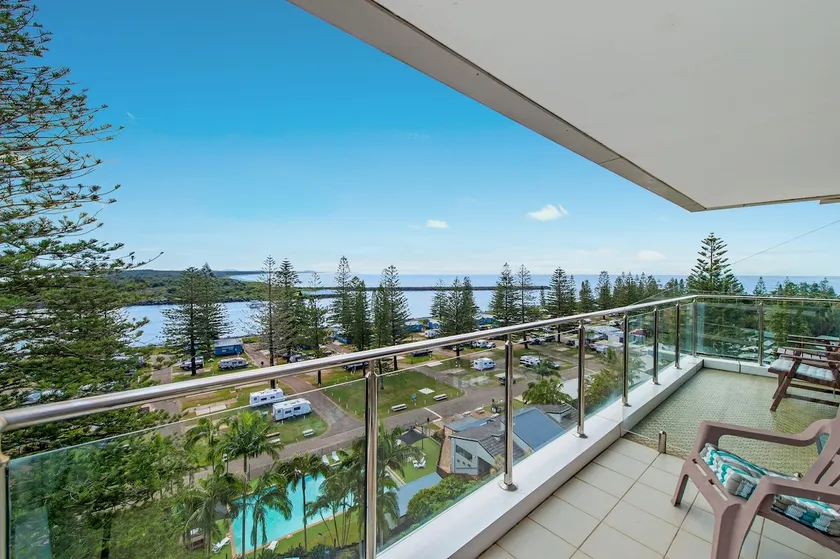 T21 Tasman Towers Penthouse Apt 21 - Image 1