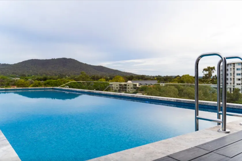 The Hamptons- Coastal Luxe Dual Suite 2BR 2BA Rooftop Pool and Free Parking - Image 1