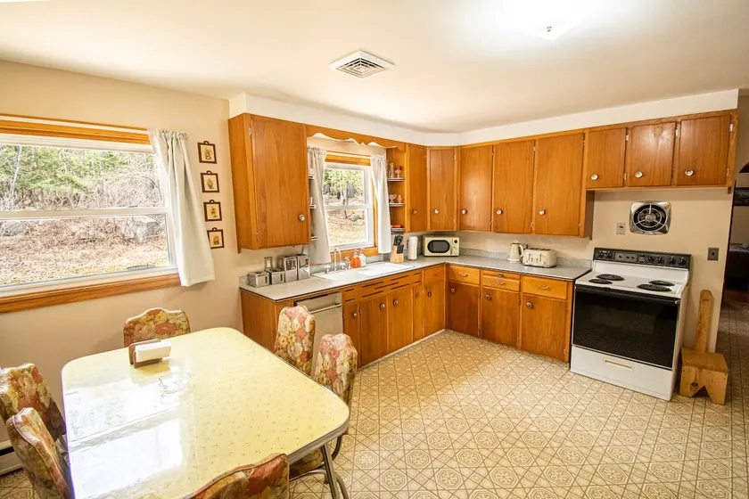 The Retro Retreat ~dog friendly with large yard - Image 1