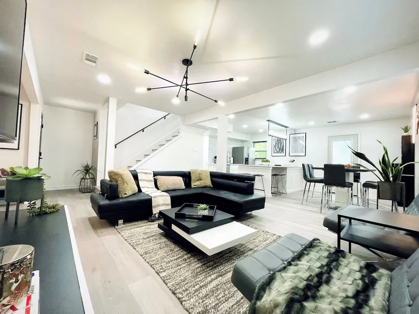 Illumination Home *WALK to AT&T Stadium: 5 Bedroom, 2 King Bed - Image 1