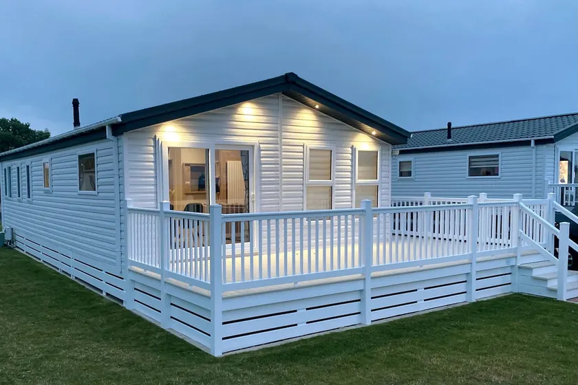 Modern Luxury 3 Bedroom Lodge - Sea & Estuary View - Image 1