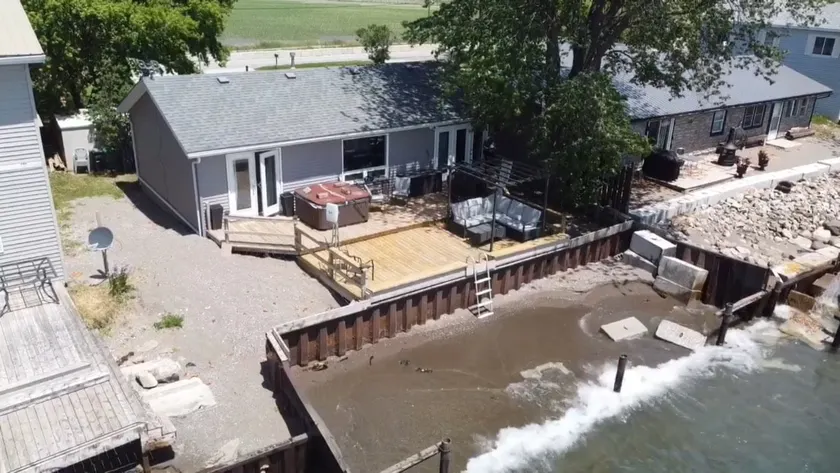Lakefront 2 1/2 bedroom cottage with private beach - Image 1