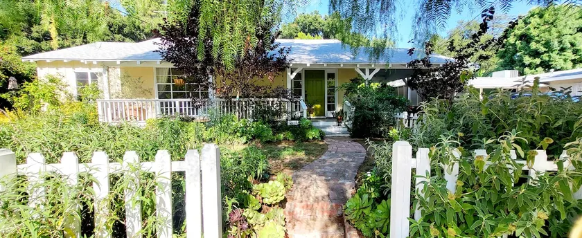 The Woodland Hills Cottage - Image 1