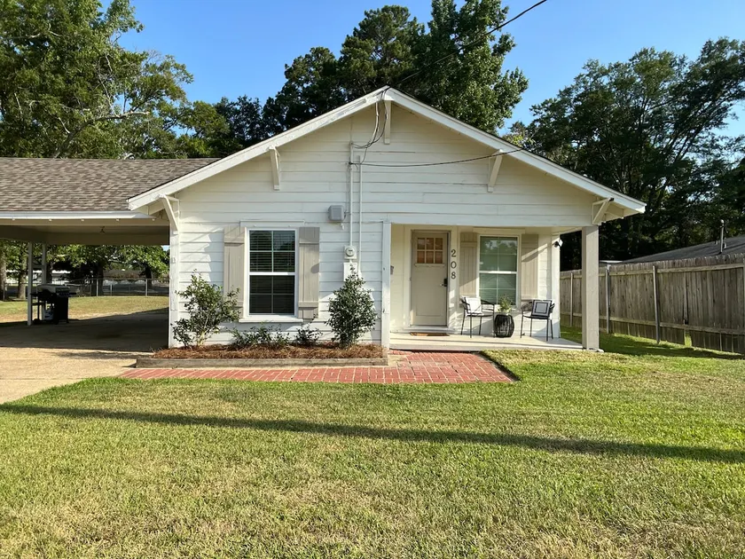 Chicly Curated Cottage -1 min to Sports Complex - Image 1