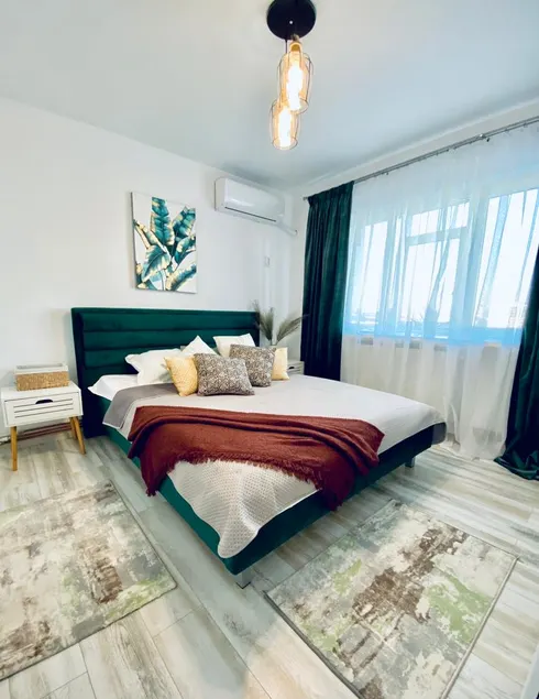 Central Palace Suites with Parking - Image 1