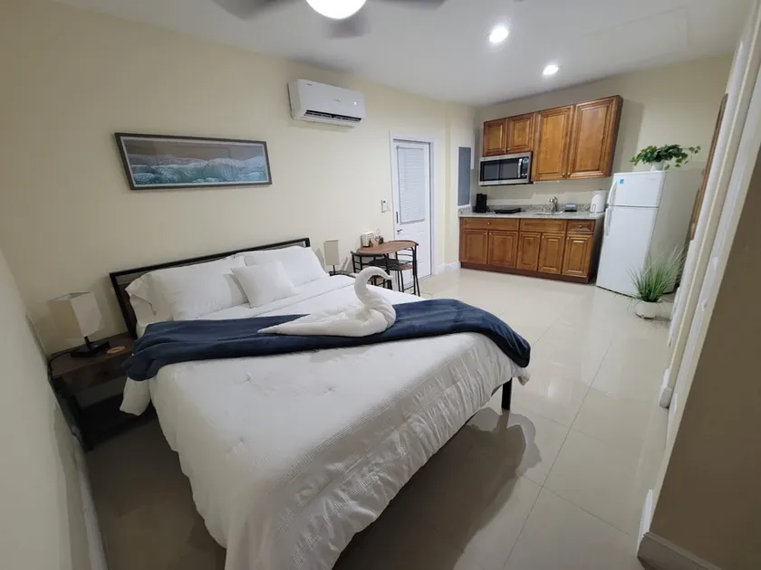 Cozy and Private Studio. Near Beach and Airport. - Image 1