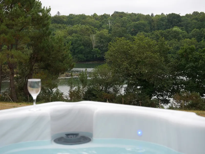 View and Jacuzzi spa by the Odet - Image 1