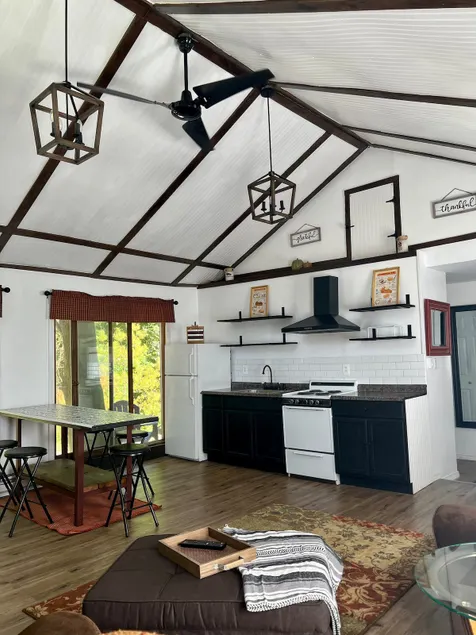 Charming 2-Bedroom Barn Retreat on 20+ Acres - Image 1