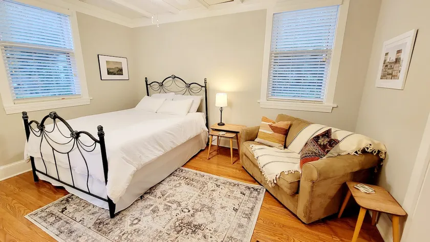 The Fig: downtown cottage suite w/ free parking - Image 1