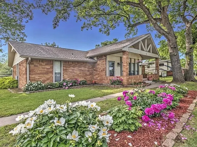 Spacious lake view w/ chef’s kitchen! - Image 1