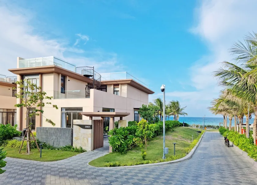By the beach 4-bedroom villa with private pool - Image 1