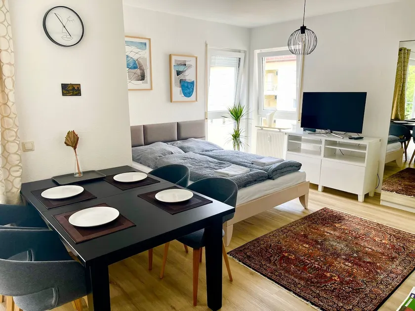 Sunny apartment in a quiet and central location - Image 1