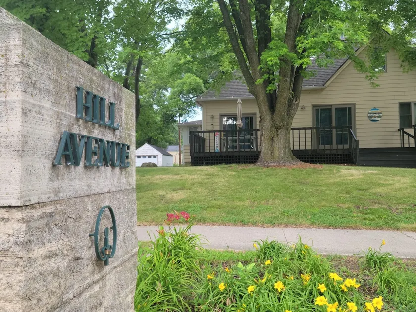 Cozy 3 bed 2 bath house 1 block from lake. - Image 1