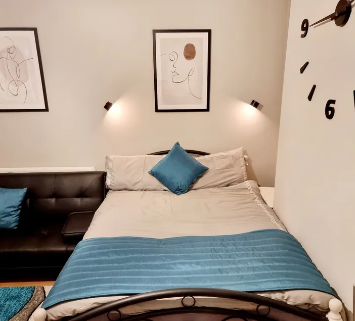 Stylish Self-Contained Apartment with Private Entrance & Self Check-In - Image 1