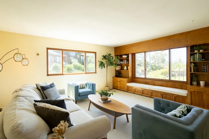Beautiful Sun-Filled Home w/Amazing Views &Balcony - Image 1