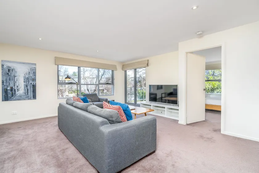 Modern 2BR 2BA Apartment Close to City & ANU - Image 1