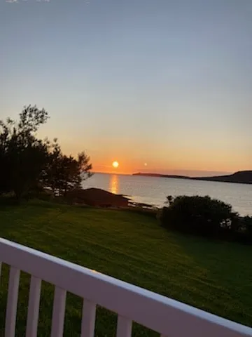 Peridot vid stranden, Rocky Harbour Newfoundland - Image 1