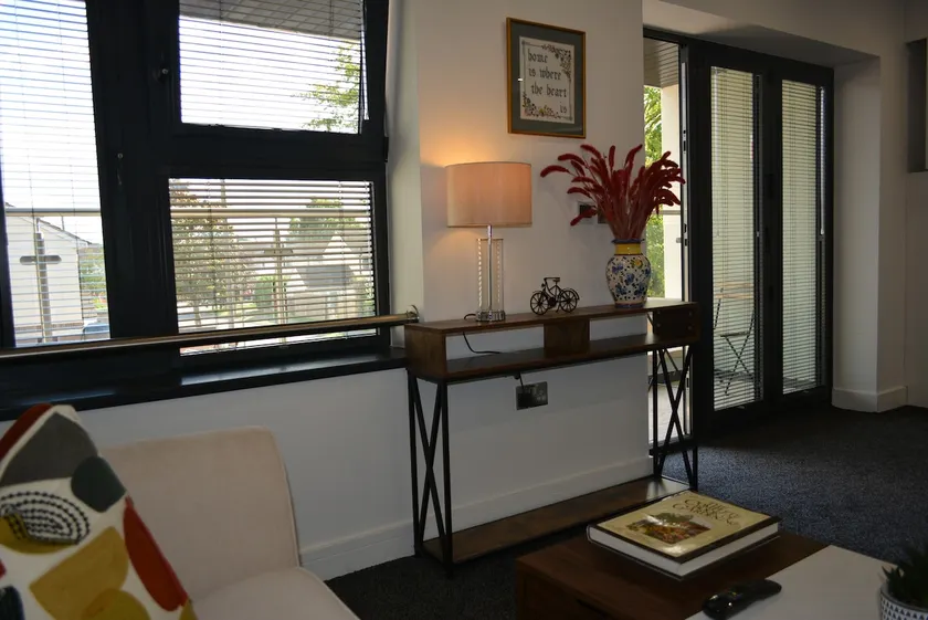 Cozy & Bright 2-Bedroom Apartment with Large Balcony and Free Parking - Image 1