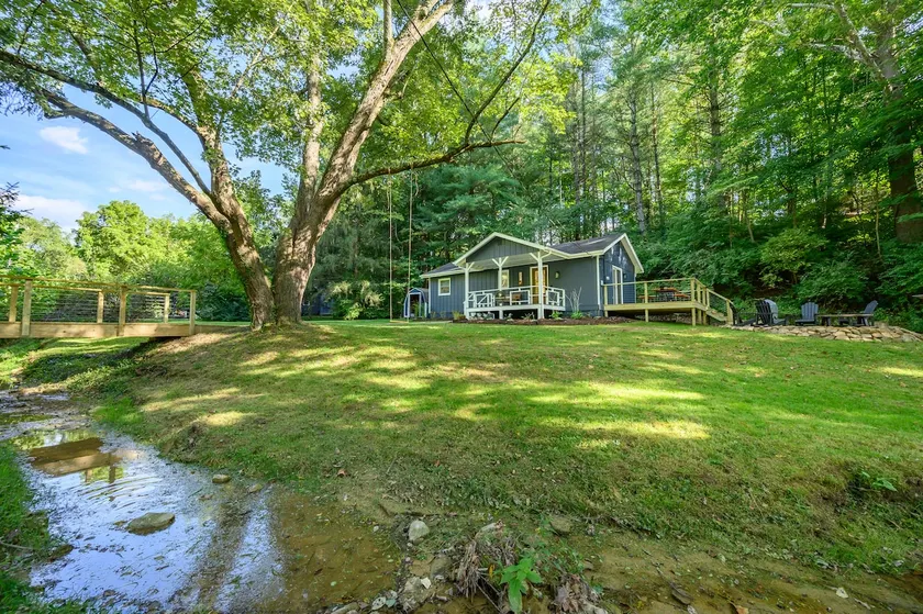 The Bluebird Bungalow - close to shops & hot tub! - Image 1