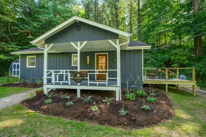 Bluebird Bungalow - close to town & hot tub - Image 1