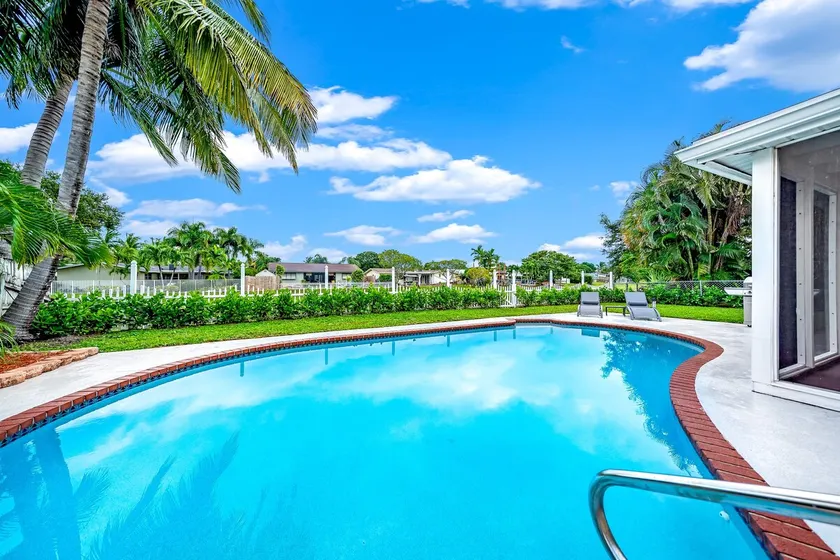 Waterfront, Hot Pool, Lounge Patio, Beach House - Image 1