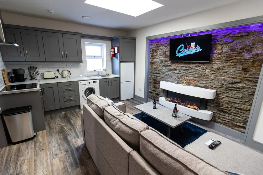 Modern 1-bedroom flat in Town Centre - Image 1