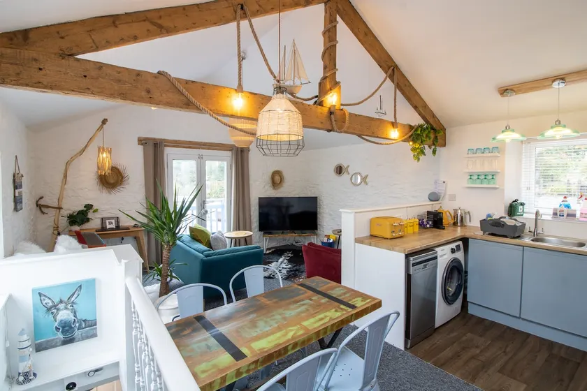Chic Dairy Cottage w/ Parking, Walk to Beach/Shopp - Image 1