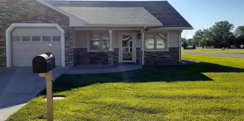Comfy 2 Bedroom 2 Bath Duplex w/ Indoor Fireplace - Image 1