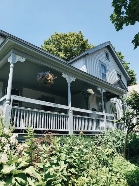 Large centrally located 3 bedroom apartment - Image 1