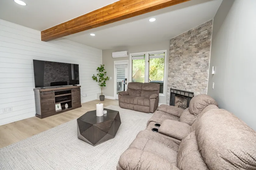 Ski-In Ski-Out + Walking Distance to Lake! - Image 1